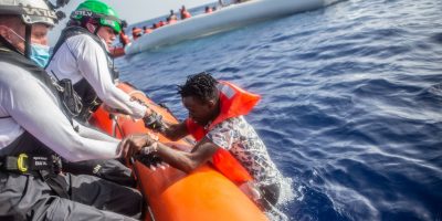 Migranti, ennesimo naufragio nel Mediterraneo: ...