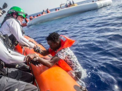 Migranti, ennesimo naufragio nel Mediterraneo: 22 dispersi