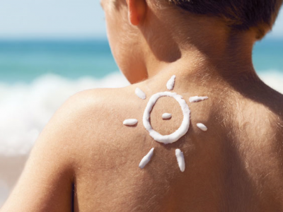 Come proteggere i bambini dal caldo estivo, i consigli degli esperti