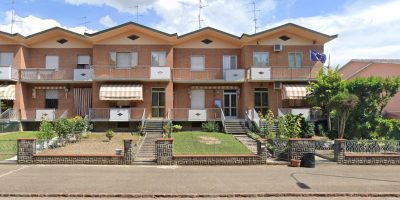 Bimbo giù dalla finestra nel Modenese: la babys...