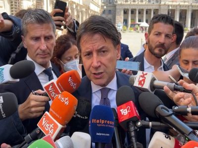 Conte a Draghi: “Rimaniamo al governo, ma serve un segnale di discontinuità”