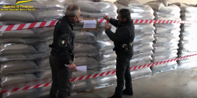 Producevano e distribuivano pellet contraffatto...