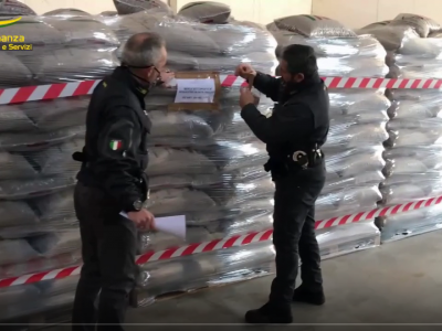 Producevano e distribuivano pellet contraffatto: denunciate 52 persone