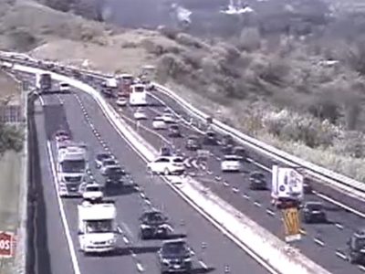 Inversione a U in autostrada: patente ritirata e multa di 8 mila euro