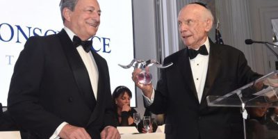 Mario Draghi premiato a New York come ‘St...