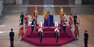 Regina Elisabetta II, chiusa la camera ardente....