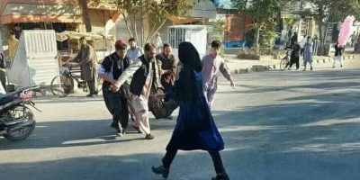 Kabul, kamikaze si fa esplodere in un centro ed...