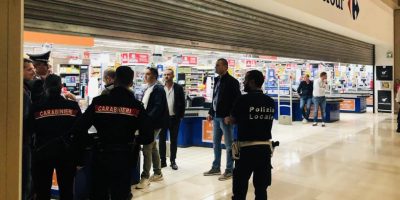 Assago, accoltella 5 persone in un centro comme...