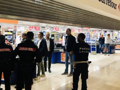 Assago, accoltella 5 persone in un centro commerciale: morto un dipendente