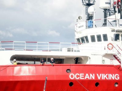 Ocean Viking, la nave è al porto di Tolone: in corso lo sbarco dei 230 migranti