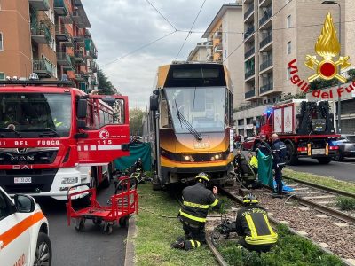 Milano, 14enne in bici muore investito da un tram