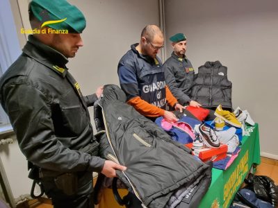 Torino, scoperto atelier del tarocco: producevano capi di grandi firme falsi