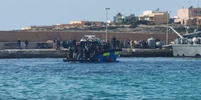 Ong tedesca attracca al porto di Lampedusa: sba...