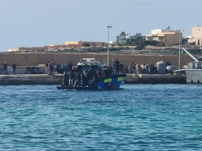 Ong tedesca attracca al porto di Lampedusa: sbarcano 33 migranti