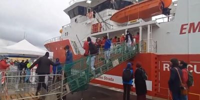 La nave Ong Life Support sbarca a Livorno: a bo...