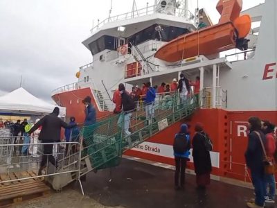 La nave Ong Life Support sbarca a Livorno: a bordo 142 migranti