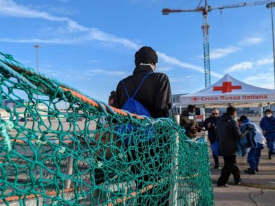 Migranti, Geo Barents ad Ancona: al via le operazioni di sbarco