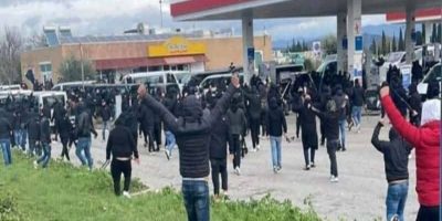 Scontri tra ultras sulla A1: autostrada bloccat...