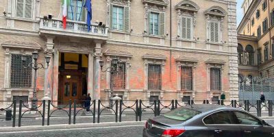 Facciata del Senato imbrattata da gruppo di  am...