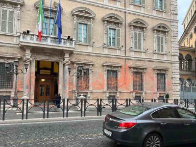 Facciata del Senato imbrattata da gruppo di  ambientalisti