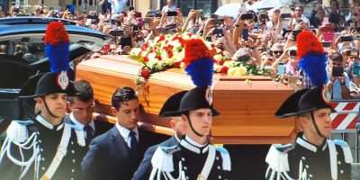 Berlusconi ultimo saluto: personalità e folla a...