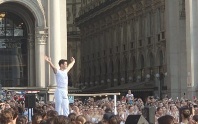 Bolle con la danza in piazza a Milano: grande successo