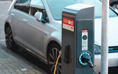 Auto ibride, città e soste regolamentate: cosa cambia davvero per chi guida ogni giorno