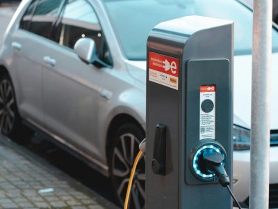 Auto ibride, città e soste regolamentate: cosa cambia davvero per chi guida ogni giorno