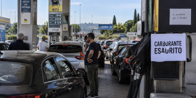 Assalto alle pompe di benzina, distributori a secco: cosa sta succedendo