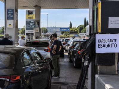 Assalto alle pompe di benzina, distributori a secco: cosa sta succedendo